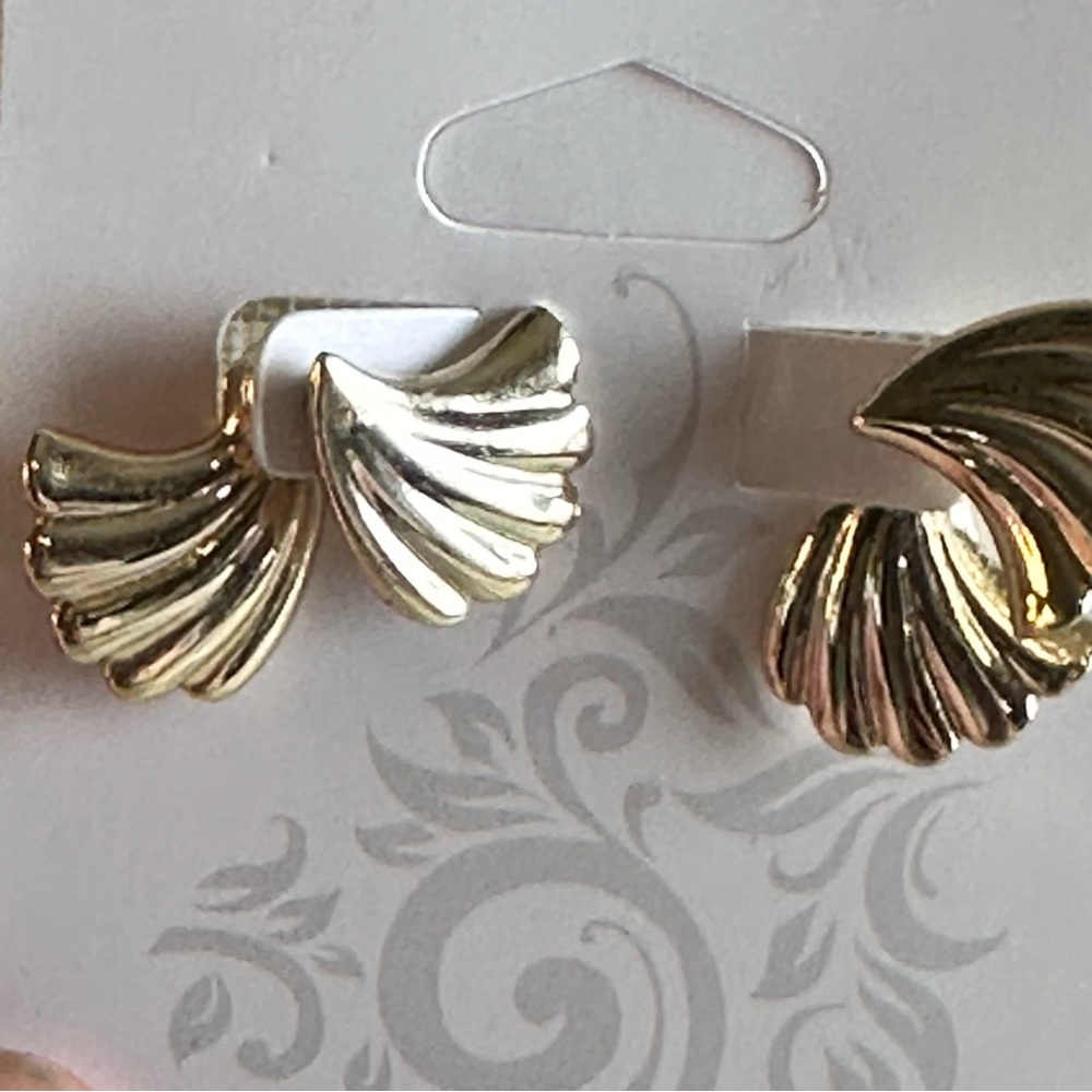 Vintage gold shell shape with decorative back post